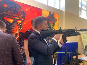 Мужчина с винтовкой LASERWAR и подствольным гранатометом.